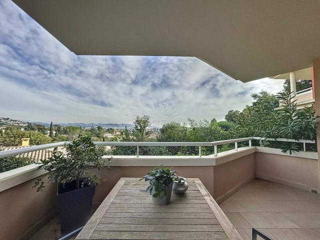 Superbe 3 pièces domaine sécurisé avec piscine proche centre vil