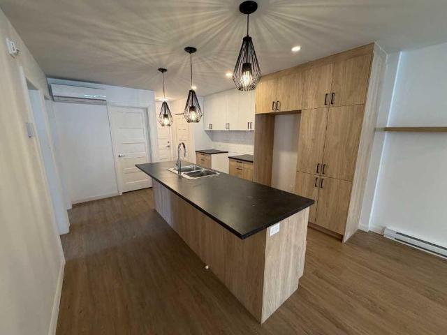 Superbe 5 ½ moderne à Venise en Québec – Îlot central – Disponible maintenant