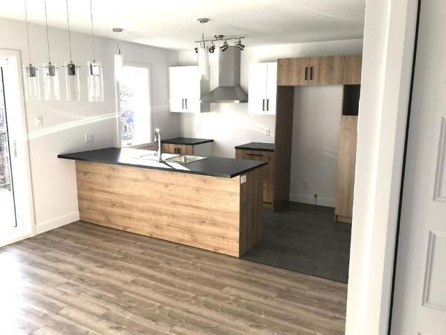 Superbe 5 ½ style CONDO 2019 à Farnham – Thermopompe & 2 Stationnements