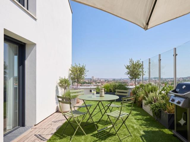 SUPERBE 5 PIÈCES – DERNIER ETAGE – TERRASSE 45m2 + PARKING – Proche Métro