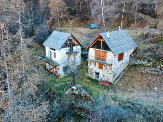 Superbes bâtisses avec terrain de 11 107m2 à Isola !