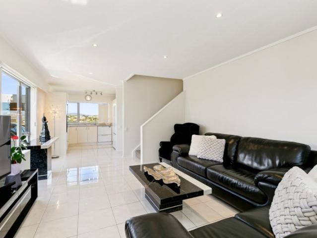 SUPERBLY PRESENTED / 3 BEDS / 3 CAR PARKS