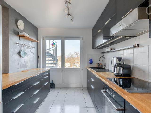 Superior city flat*, modern, comfortable and quiet just beautiful, plus in house garage