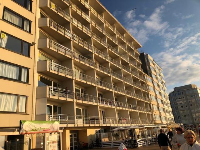Superligging volledig gerenoveerde flat met slaaphoek. B