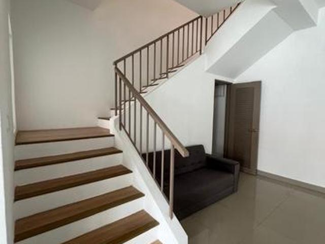 Superlink 2 Sty Kota Bayuemas House Partially Furnished For Rent
