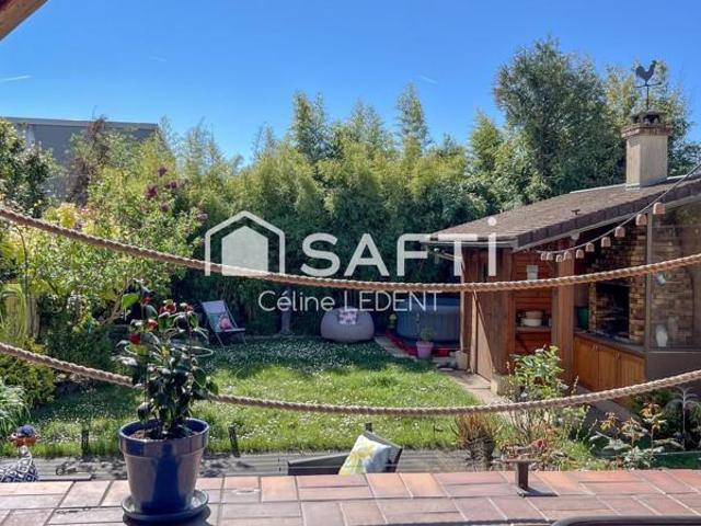 Sur 268m2 de terrain, belle maison de caractère proposant de beaux volumes 135 m2carrez, 160m2 habitables et un superbe espace de vie de 49m2 !