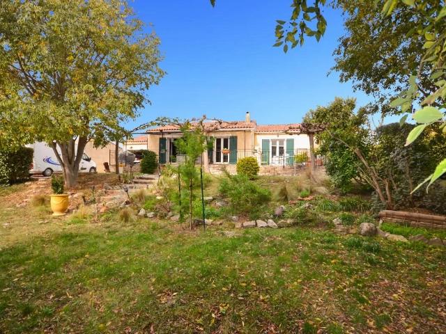 sur grand terrain, villa de pp avec piscine