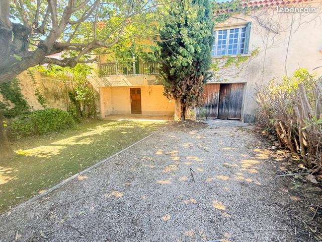 Sur Eyguieres, dans une impasse, Maison de village de 120M² avec garage et extérieur