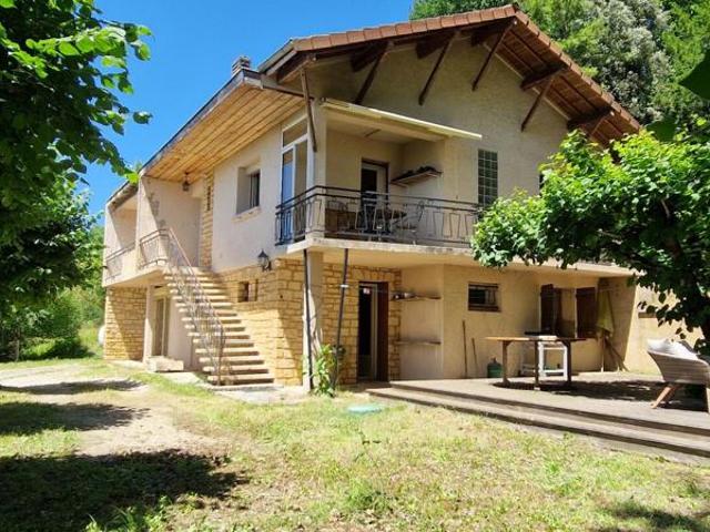Sur hauteur, proche des commerces du Bugue, Maison d'habitation