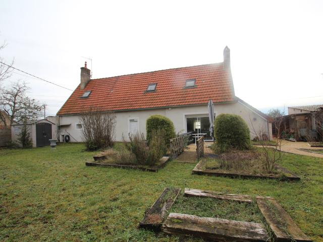Sur l'axe Decize Bourbon Lancy, maison d'habitation style longère