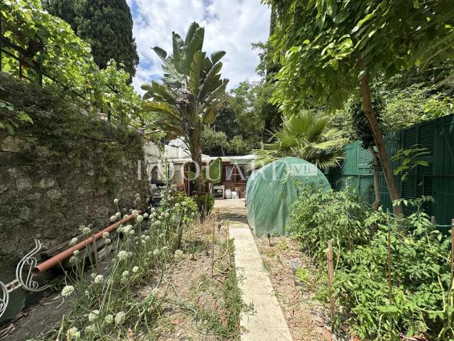 Sur la commune de Castellar, charmante maisonnette avec 6 parkings, exclusivité