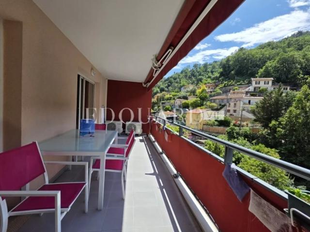 Sur la commune de Menton, en exclusivité trois pièces à vendre avec grande terrasse et parking