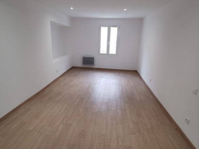 Sur la commune de MONTELIMAR 26 un T4 proche centre ville avec cour intérieure