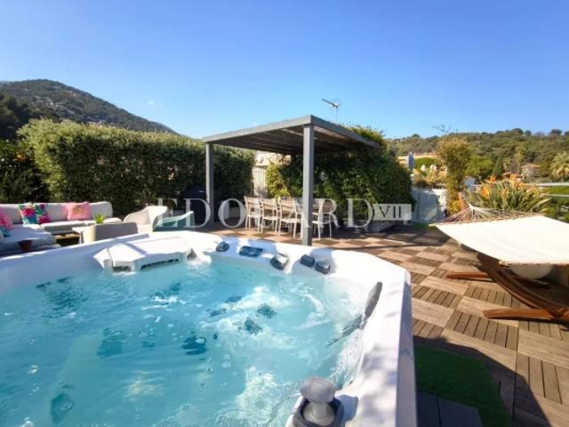 Sur la commune de Roquebrune Cap Martin, penthouse de 115 m² avec grande terrasse et spectaculaire solarium