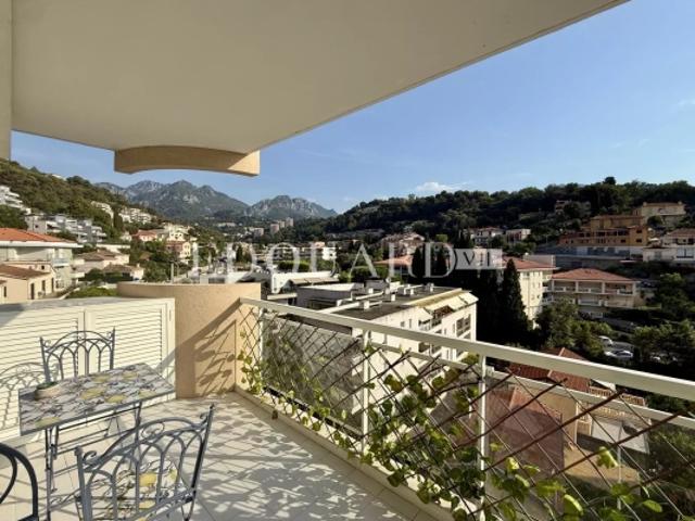 Sur la commune de Roquebrune Cap Martin, trois pièces avec terrasse, belle vue dégagée et grand garage