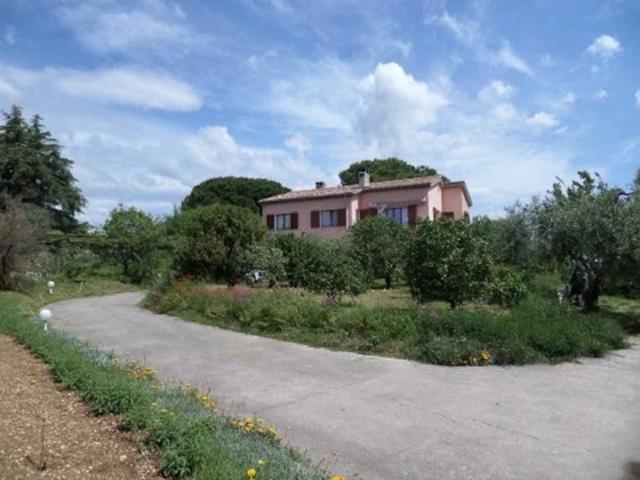 Sur la commune de Saint Paul de Vence, dans quartier calme et résidentiel