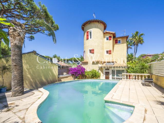 SUR LE PORT DE CAVALAIRE: VILLA DE CARACTÈRE AVEC PISCINE
