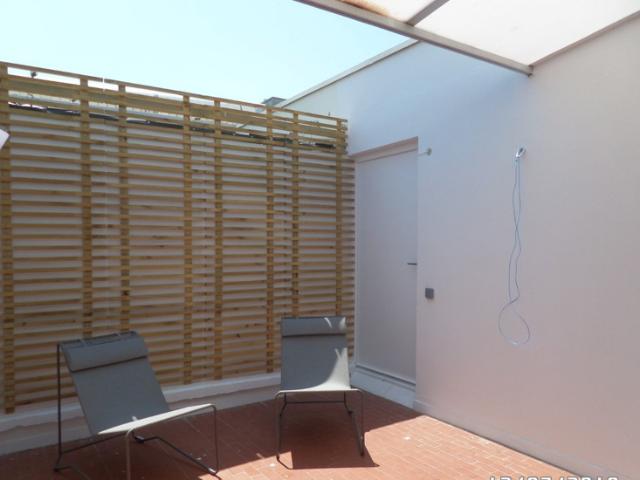 SUR LE PORT DERNIER ETAGE STUDIO MEUBLE TERRASSE