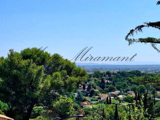 Sur les hauteurs d’Avignon spacieux penthouse avec vue exception