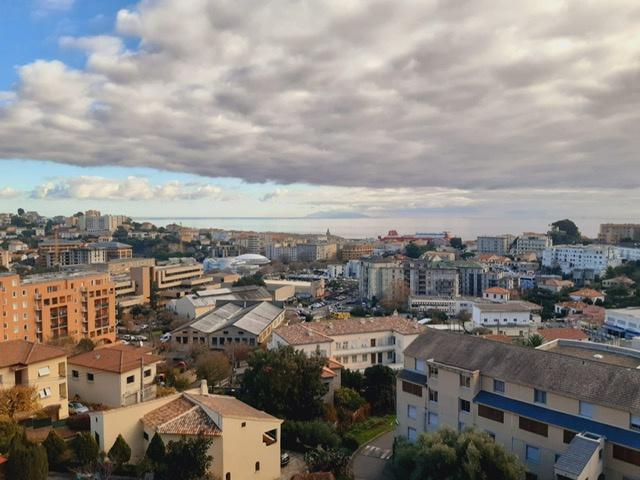 SUR LES HAUTEURS DE BASTIA T1 DE 33 M2 AVEC TERRASSE VUE DEGAGEE SUR LA MER ET LA VILLE