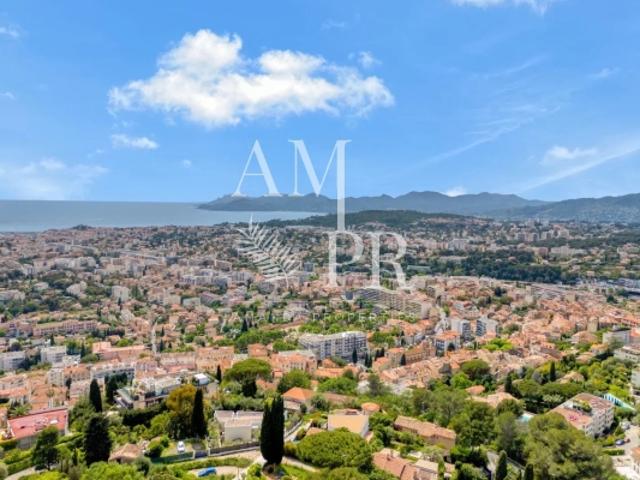 Sur les hauteurs de Cannes Ravissante villa de 247m2 Vue mer