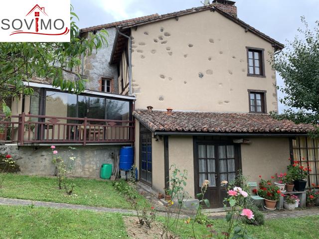 SUR LES HAUTEURS DE LA VILLE, CADRE AGRÉABLE, MAISON MÉDIÉVALE EN PIERRE AVEC GARAGE ET JARDIN