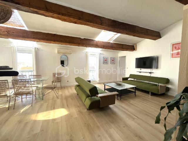 Sur les quais de Sète Duplex 4 pièces au dernier étage avec vue canal & charme authentique !