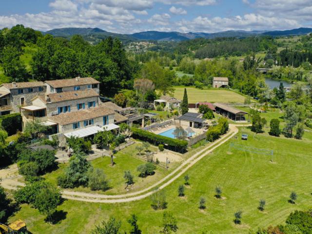 Sur les rives de la Rivière La Beaume, une propriété composé