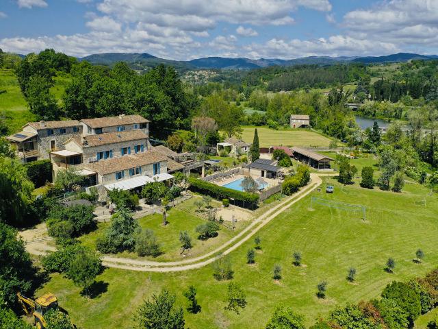 Sur les rives de la Rivière La Beaume, une propriété composée d'une habitation principale et de 8 gîtes
