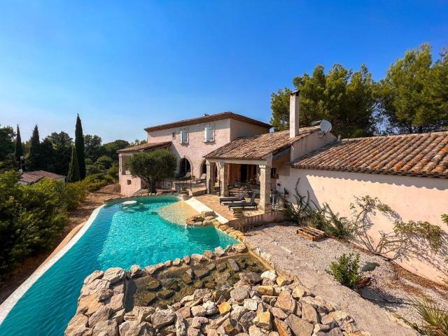 Sur une parcelle de 4 897 m2 venez décourvir cette charmante. 260m² Poussan