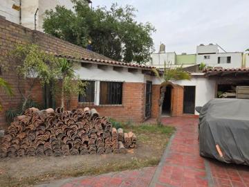 Surco Vendo Casa como Terreno parametros 10 pisos buena ubicaciòn