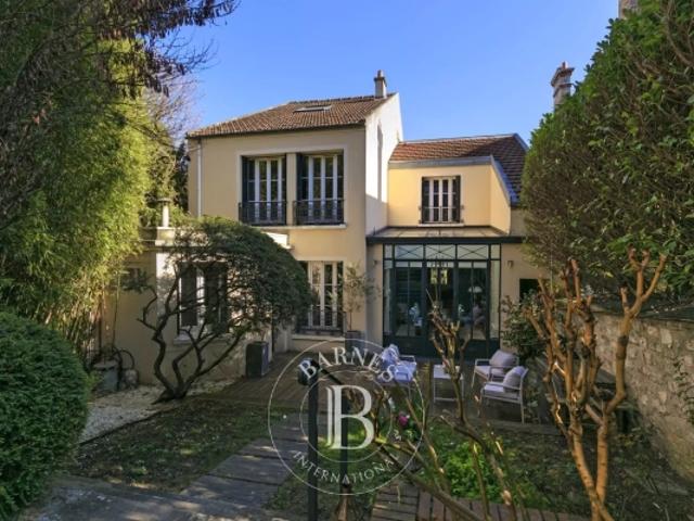 SURESNES PROCHE CENTRE VILLE BELLE MAISON FAMILIALE AVEC JARDIN