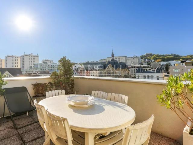 Suresnes/Mairie Appartement dernier étage avec terrasse et balcons