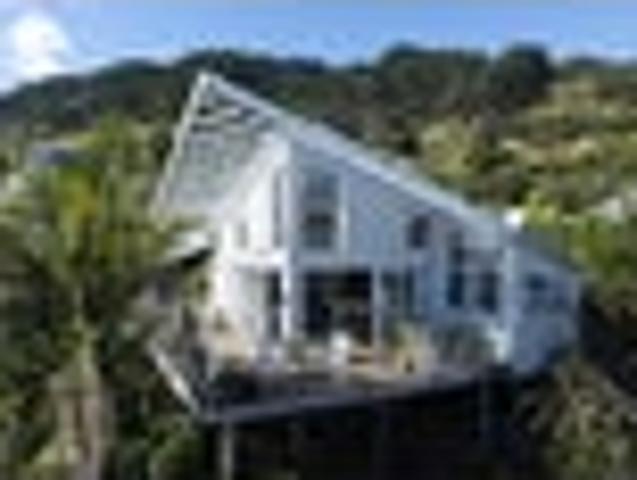 Surf, Sun and Fantastic Shipwreck Bay Views!
