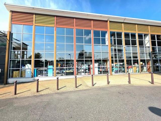 SURFACE PROFESSIONNEL 1680 M2 AU SOL 840 M2 TOUTES ACTIVITES
