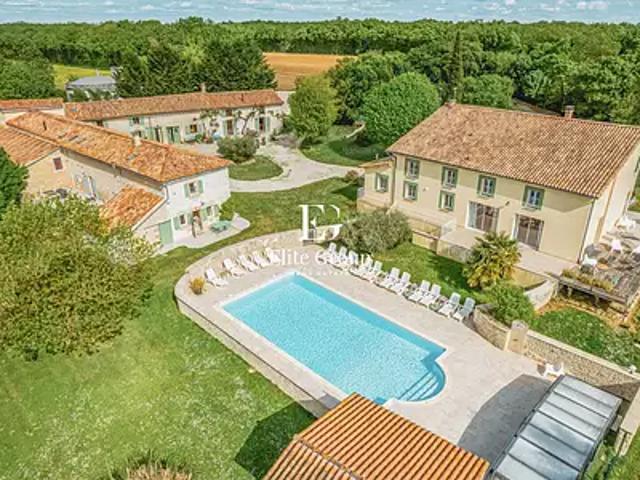 Surgères 17700 Achat / Vente maison 29 pièces t29 au dernier étage piscine