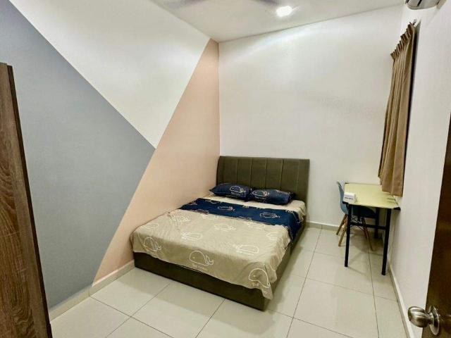 Suria Putra Fully Furnished Middle Room, Bukit Rahman Putra. Near Hospital Sungai Buloh, Daikin