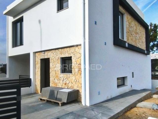 Sute, Espao para Piscina, Garagem 2 viaturas, Cozinha equipada