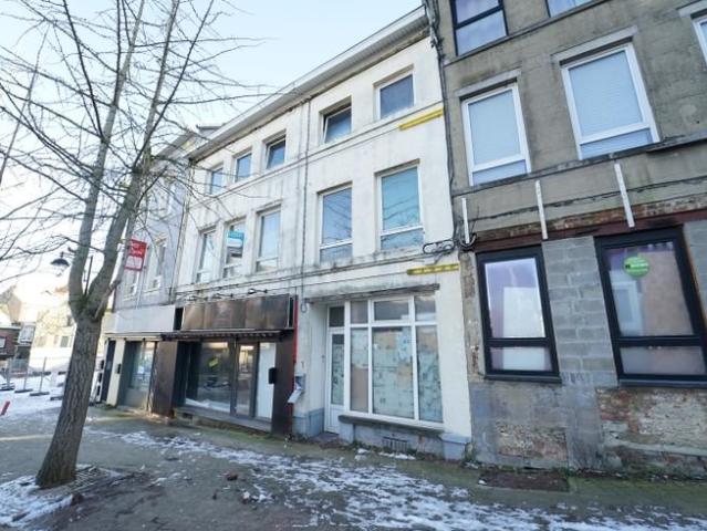 Sympathique maison de ville avec beau potentiel à rénover