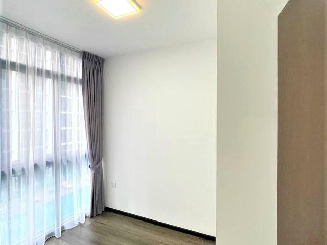 Symphony Suites D27, Condominium