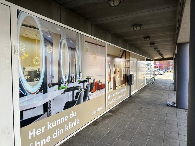 Synligt butikslokale med lager og stærk placering i Herlev