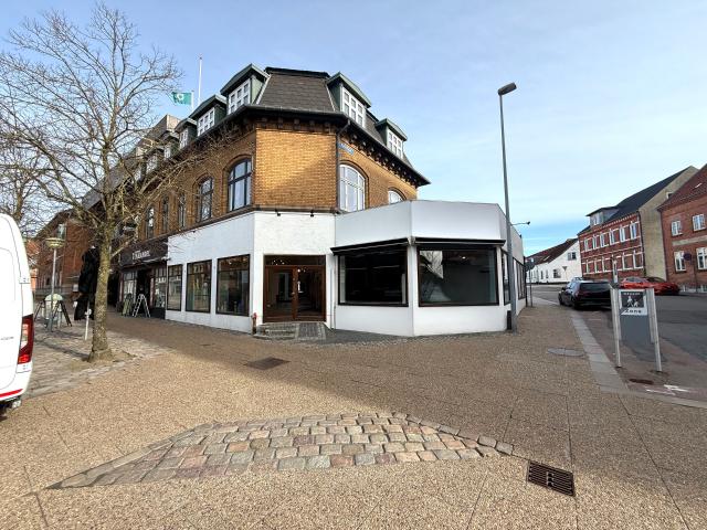 Synligt erhvervslejemål på attraktiv placering i Hjørrings gågade!