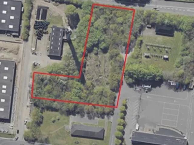Synlig erhvervsgrund i aktivt erhvervsområde tæt på E45