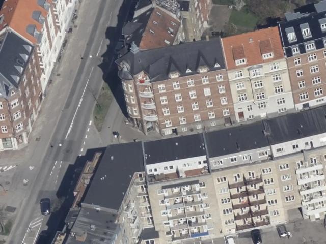 Synlig hjørneplacering med facade mod Hans Broges Gade