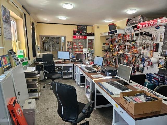 Obiekt handlowo biurowy 600 m2, niezależne ogrzewanie, magazyny